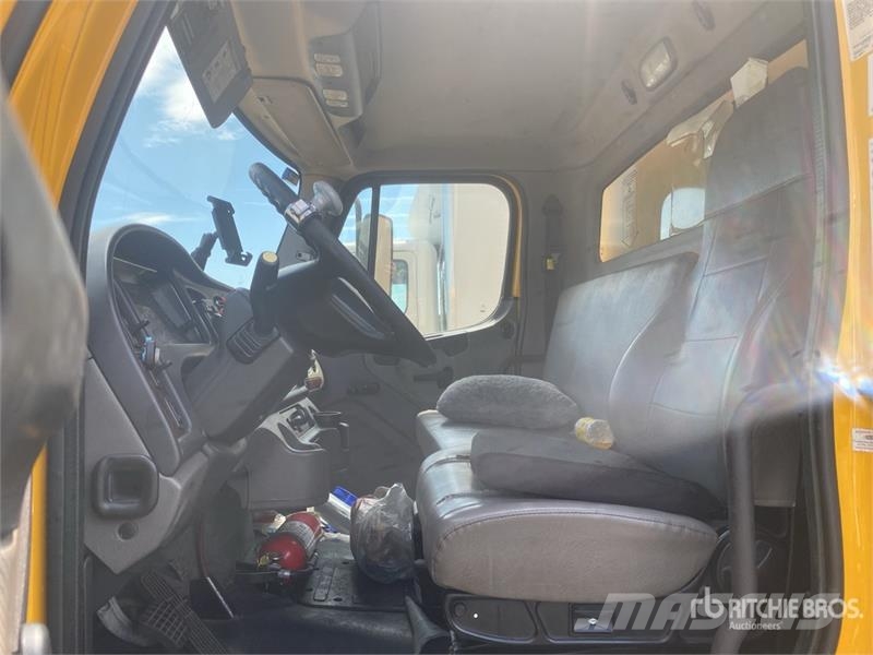 Freightliner M2 106 4x2 Van Truck Каросерии