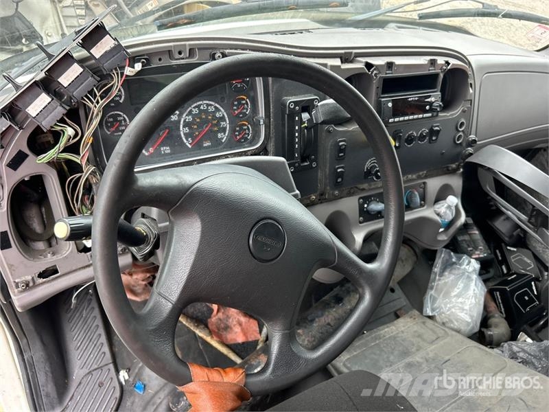 Freightliner M2 106 4x2 Van Truck شاحنات ذات هيكل صندوقي