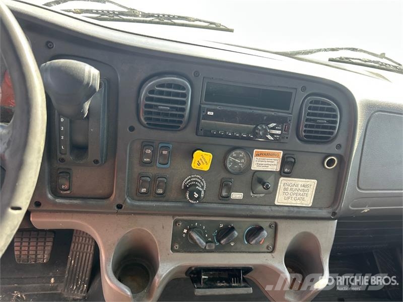 Freightliner M2 106 4x2 Van Truck Samochody ciężarowe ze skrzynią zamkniętą