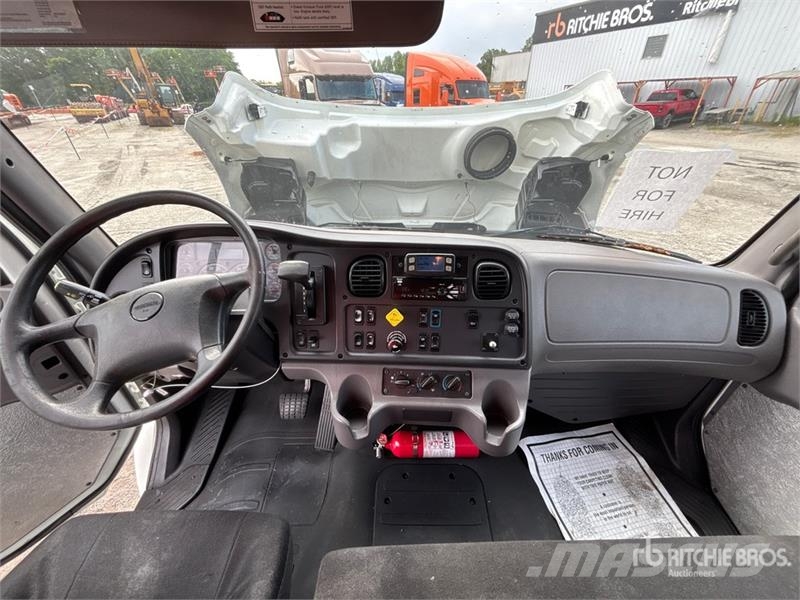 Freightliner M2 106 4x2 Van Truck Грузовики-Фургоны