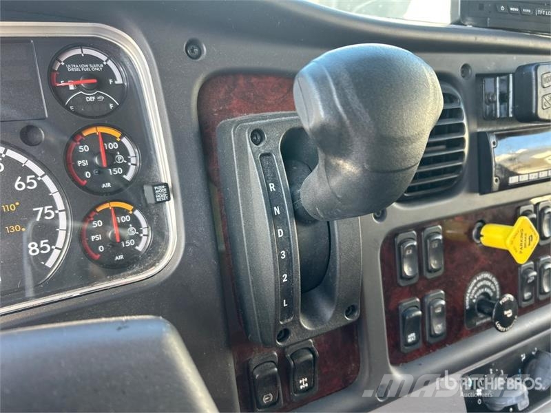 Freightliner M2 106 4x2 Van Truck Фургони