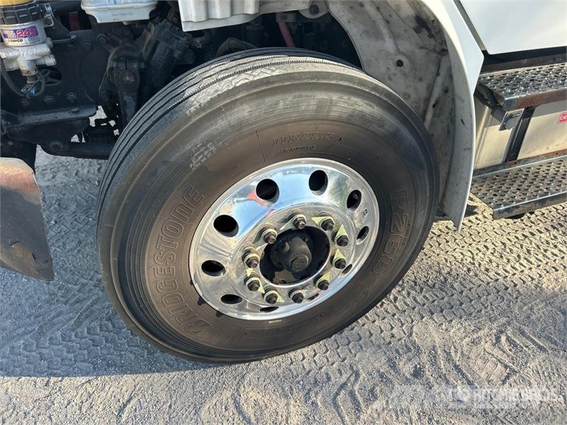 Freightliner M2 106 4x2 Van Truck Фургони