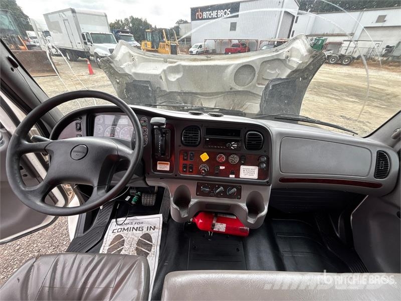 Freightliner M2 106 4x2 Van Truck شاحنات ذات هيكل صندوقي