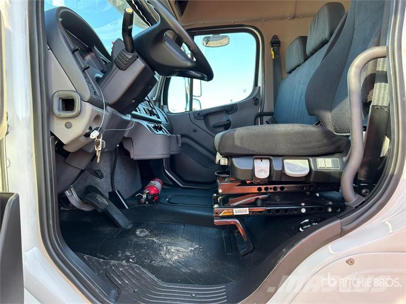 Freightliner M2 106 4x2 Moving Van Truck Furgons