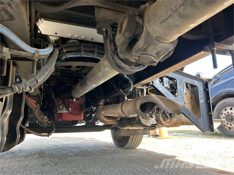 Freightliner M2 106 4x2 Van Truck Camiones con caja de remolque