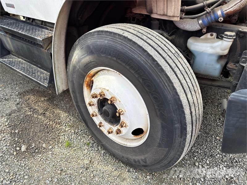 Freightliner M2 106 4x2 Van Truck (Inoperable) 貨箱式卡車