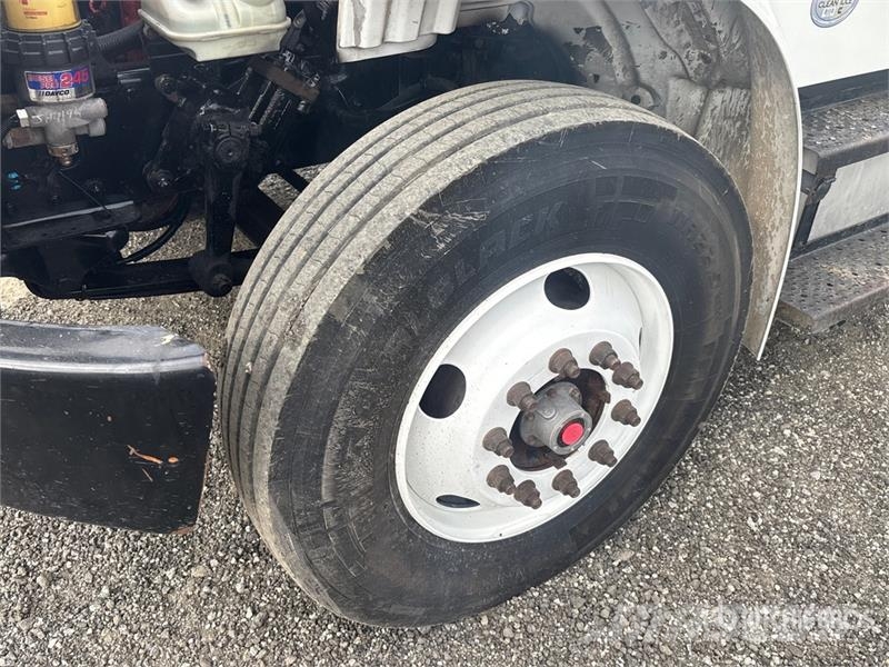 Freightliner M2 106 4x2 Van Truck شاحنات ذات هيكل صندوقي