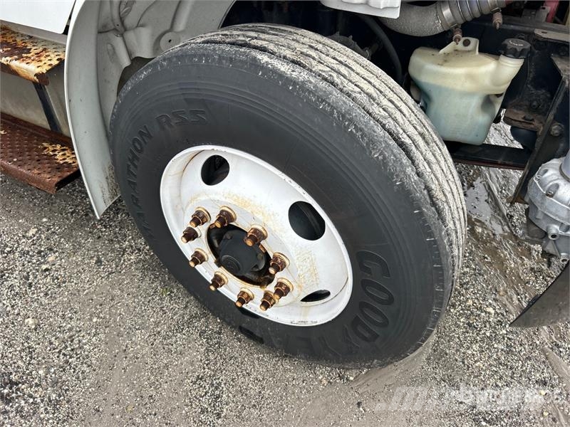 Freightliner M2 106 4x2 Van Truck شاحنات ذات هيكل صندوقي