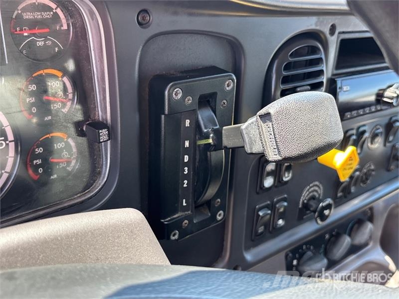 Freightliner M2 106 4x2 Van Truck Camiones con caja de remolque