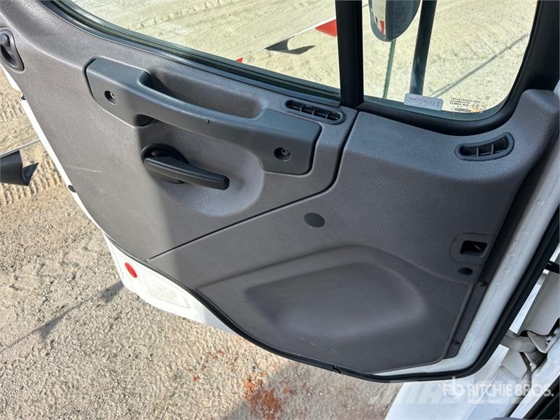 Freightliner M2 106 4x2 Van Truck Camiones con caja de remolque