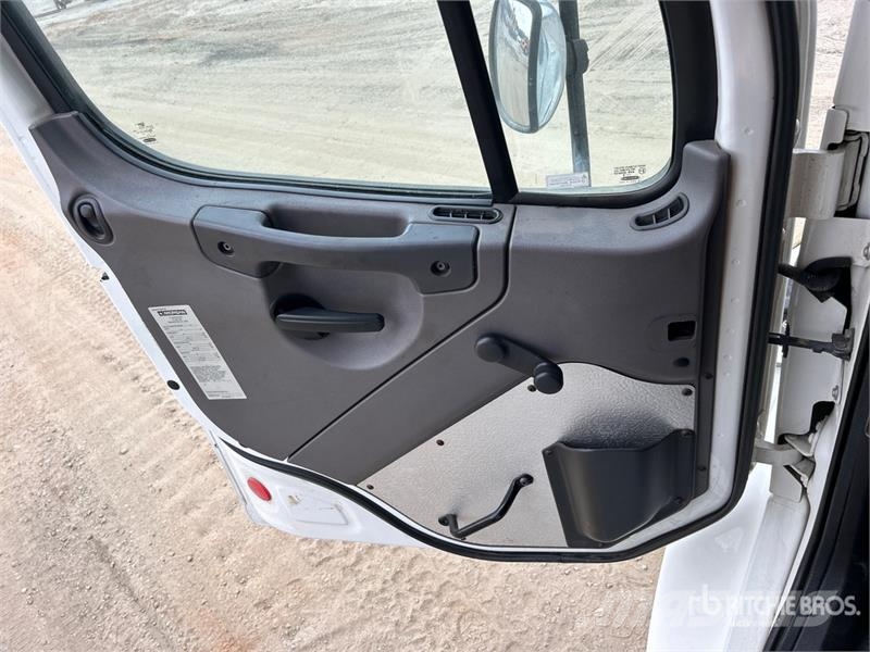Freightliner M2 106 4x2 Van Truck Kastenaufbau