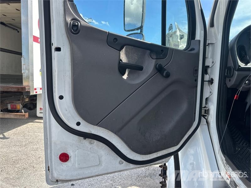 Freightliner M2 106 4x2 Van Truck شاحنات ذات هيكل صندوقي