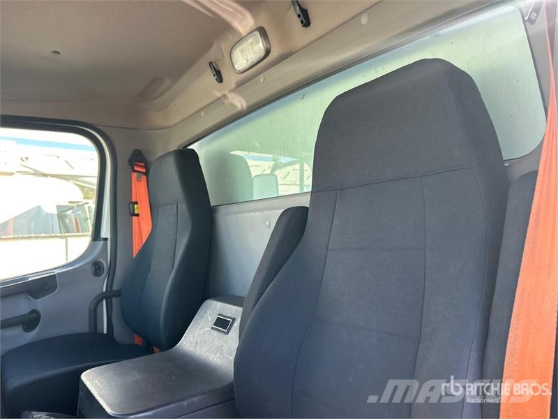 Freightliner M2 106 4x2 Van Truck Фургони