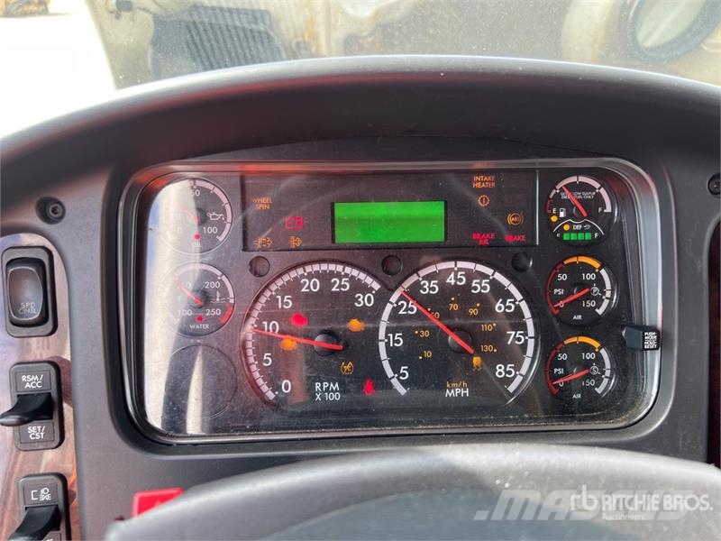 Freightliner M2 106 4x2 Van Truck شاحنات ذات هيكل صندوقي