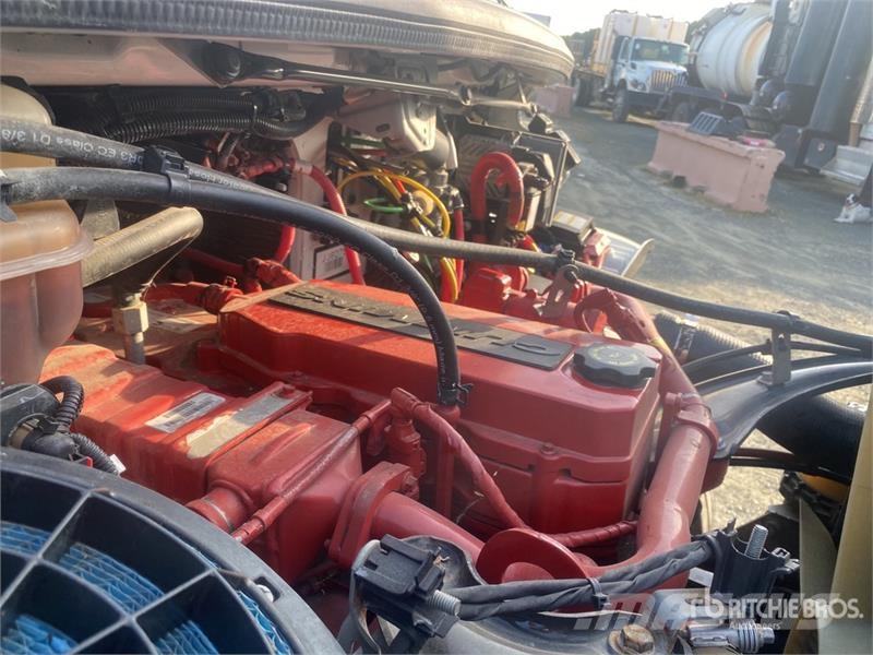 Freightliner M2 106 4x2 Service Truck Комбинированные дорожные машины