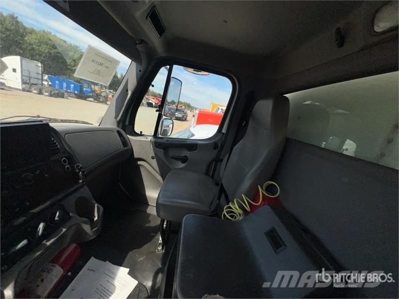 Freightliner M2 106 4x2 Van Truck Sanduk kamioni
