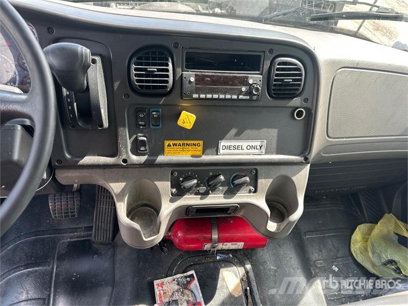 Freightliner M2 106 4x2 Van Truck شاحنات ذات هيكل صندوقي