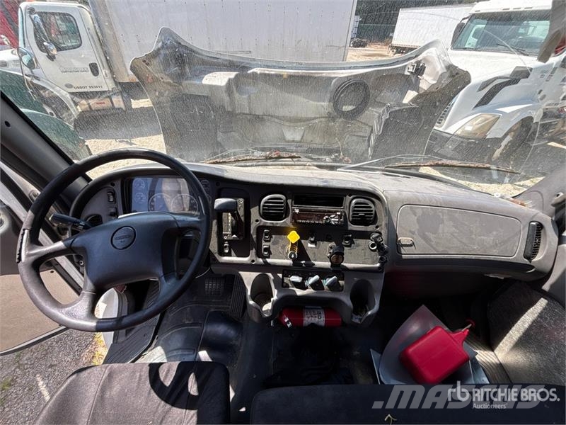 Freightliner M2 106 4x2 Van Truck Dobozos teherautók