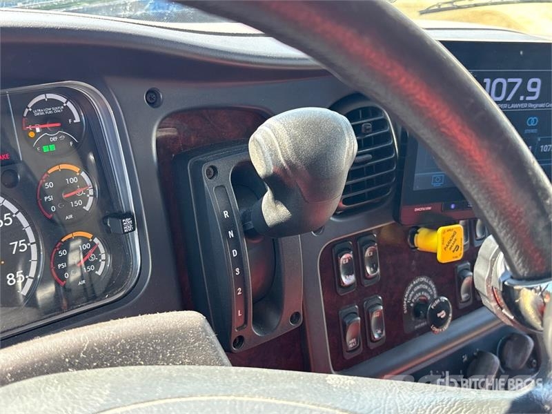 Freightliner M2 106 4x2 Van Truck Tovornjaki zabojniki