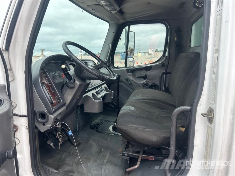 Freightliner M2 106 4x2 Van Truck Tovornjaki zabojniki
