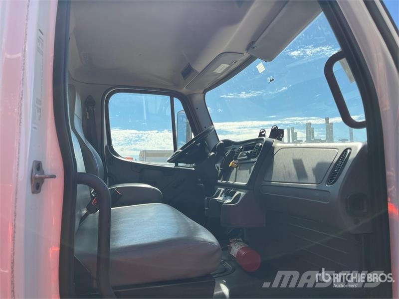 Freightliner M2 106 4x2 Van Truck Furgons