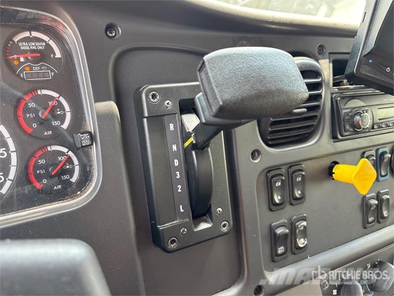 Freightliner M2 106 4x2 Van Truck شاحنات ذات هيكل صندوقي