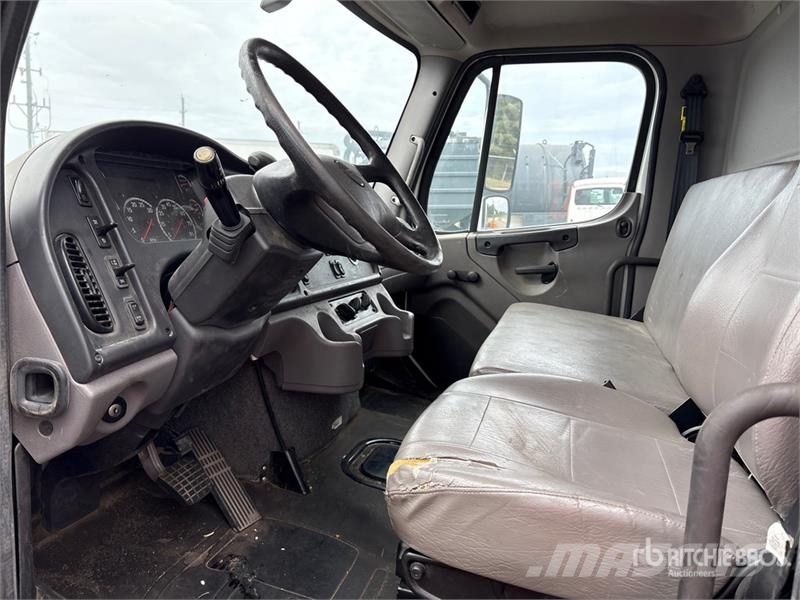 Freightliner M2 106 4x2 Cargo Van Truck Sunkvežimiai su dengtu kėbulu