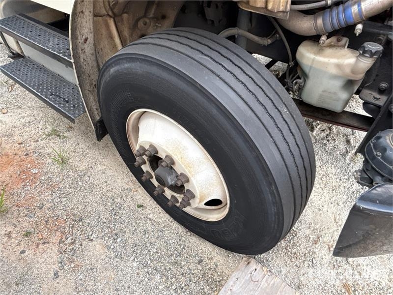 Freightliner M2 106 4x2 Van Truck شاحنات ذات هيكل صندوقي