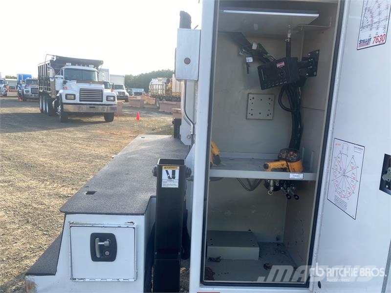 Freightliner M2 106 4x2 Service Truck Комбинированные дорожные машины
