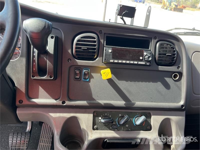 Freightliner M2 106 4x2 Van Truck Furgons