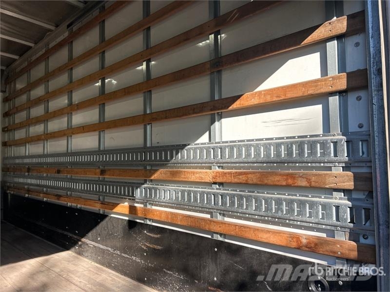 Freightliner M2 106 4x2 Van Truck Фургони