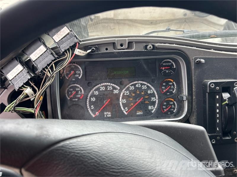 Freightliner M2 106 4x2 Van Truck شاحنات ذات هيكل صندوقي