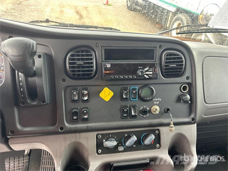 Freightliner M2 106 4x2 Van Truck Box trucks