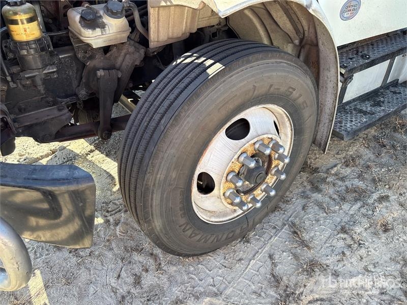 Freightliner M2 106 4x2 Van Truck Camiones con caja de remolque
