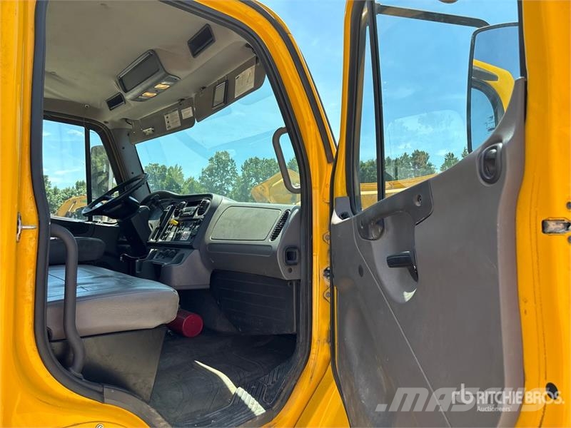 Freightliner M2 106 4x2 Van Truck Грузовики-Фургоны