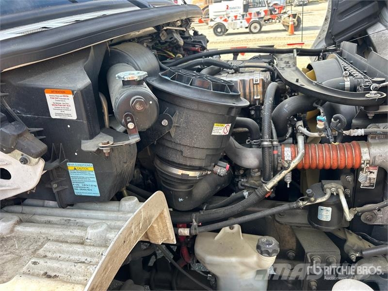 Freightliner M2 106 4x2 Van Truck Camiones con caja de remolque