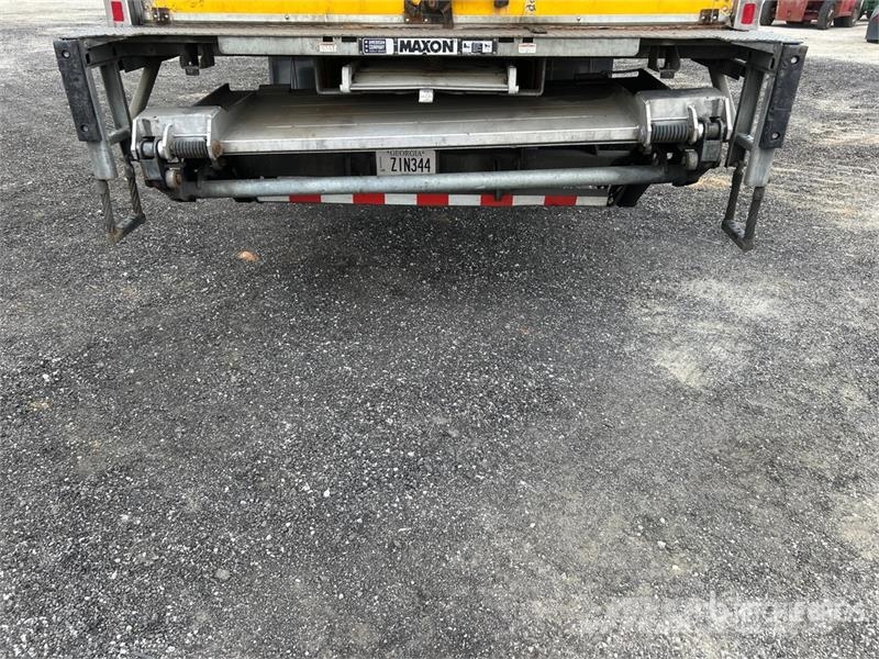 Freightliner M2 106 4x2 Van Truck شاحنات ذات هيكل صندوقي