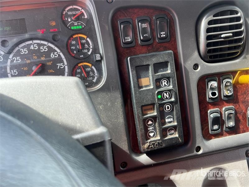 Freightliner M2 106 4x2 Van Truck شاحنات ذات هيكل صندوقي