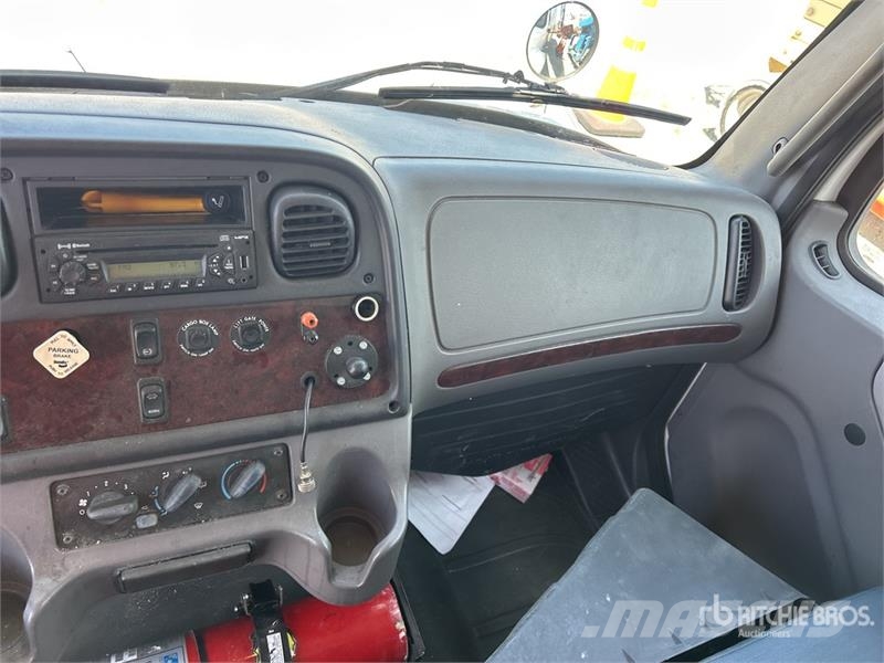 Freightliner M2 106 4x2 Van Truck Грузовики-Фургоны