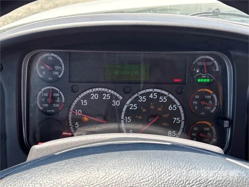 Freightliner M2 106 4x2 Van Truck Camiones con caja de remolque