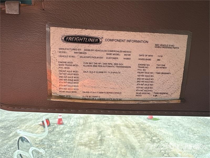 Freightliner M2 106 4x2 Van Truck (Inoperable) Furgons