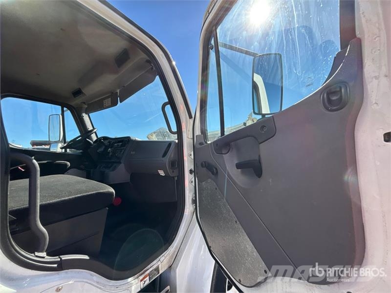 Freightliner M2 106 4x2 Van Truck Camion cassonati