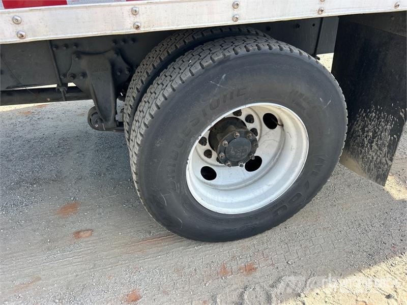 Freightliner M2 106 4x2 Van Truck Camiones con caja de remolque