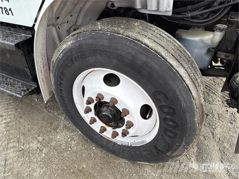 Freightliner M2 106 4x2 Van Truck Грузовики-Фургоны