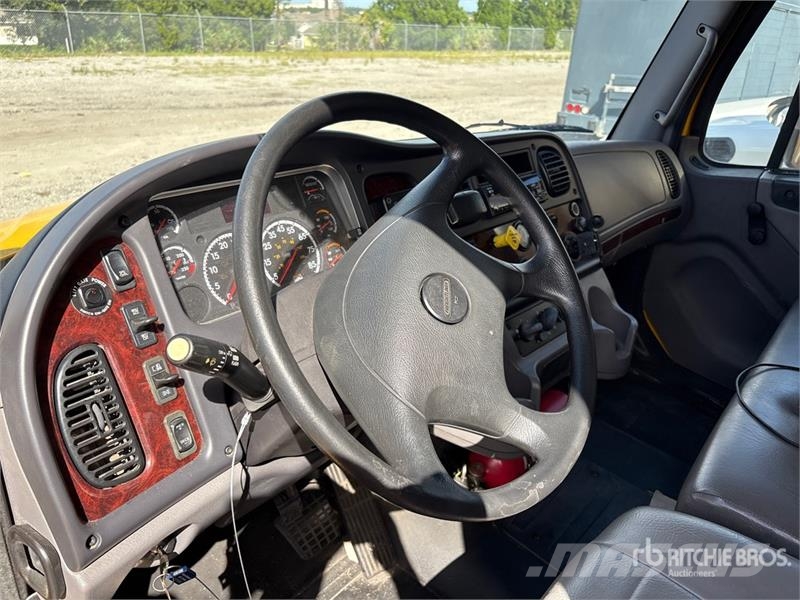 Freightliner M2 106 4x2 Van Truck ボックスボディー、ウイング、箱車
