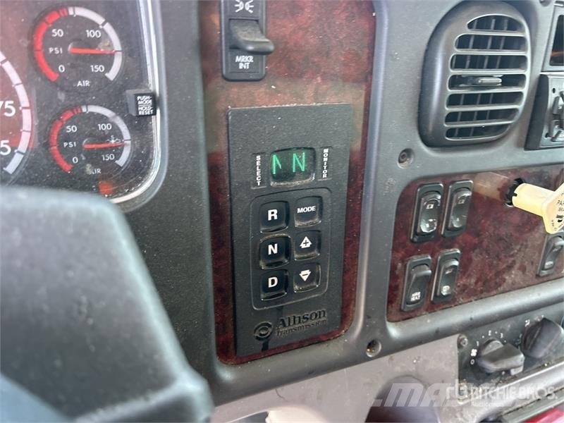 Freightliner M2 106 4x2 Van Truck Грузовики-Фургоны