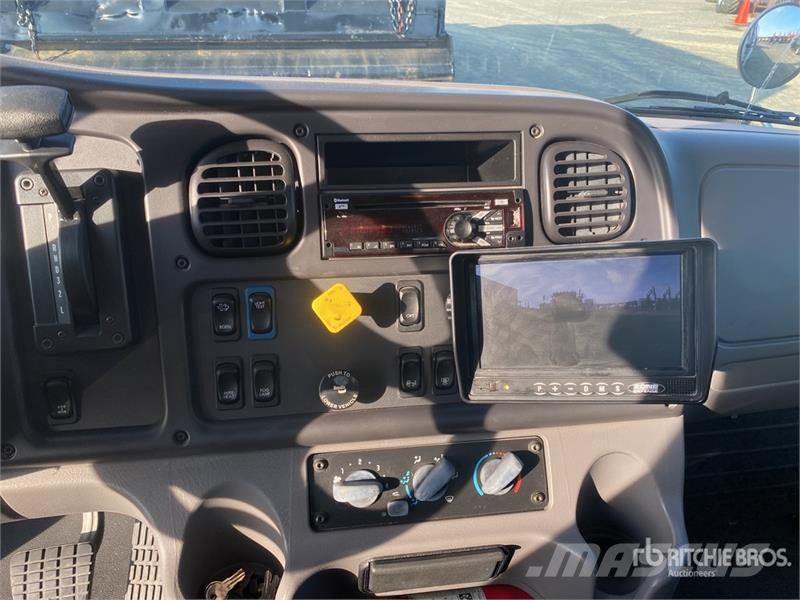 Freightliner M2 106 4x2 Service Truck Комбинированные дорожные машины