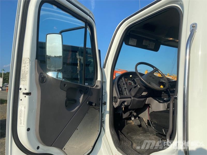Freightliner M2 106 4x2 Service Truck Комбинированные дорожные машины