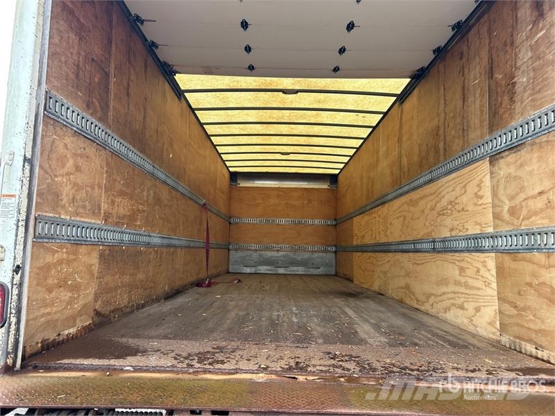 Freightliner M2 106 4x2 Van Truck شاحنات ذات هيكل صندوقي