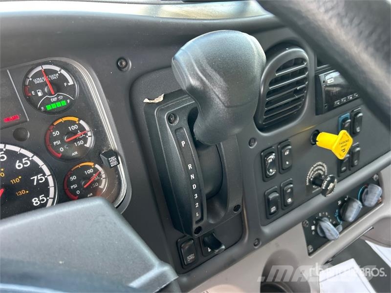 Freightliner M2 106 4x2 Van Truck Camiones con caja de remolque